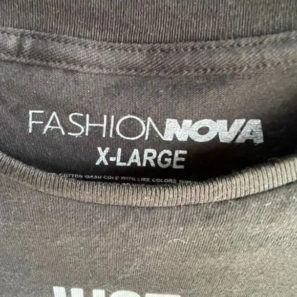 Black graphic T "Just a good mom with a hood playlist" - Picture 2 of 2